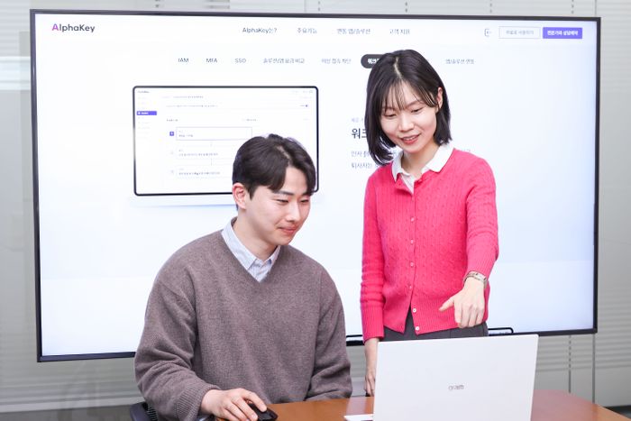 LG유플러스 직원들이 워크플로우 스튜디오 등 알파키의 주요 기능을 소개하고 있는 모습.ⓒLG유플러스