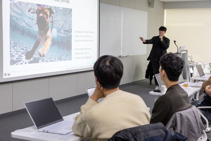 최근 진행한 AI 교육에 참가한 협력사 직원들의 학습 모습ⓒKT