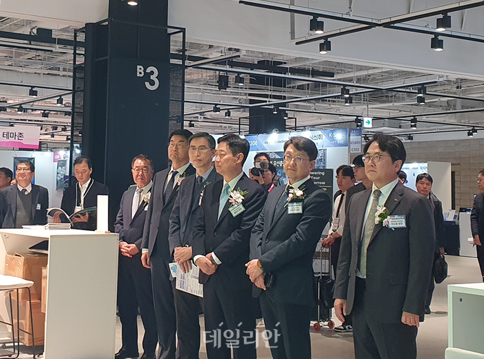 12일 오전 서울 코엑스에서 열린 ‘전파산업인의 날(KRS 2025)’ 전시 투어에서 홍범식 한국전파진흥협회장(왼쪽에서 네 번째)와 최우혁 과학기술정보통신부 네트워크정책실장(왼쪽에서 다섯번째)이 전시관을 둘러보고 있다.ⓒ데일리안 조인영 기자