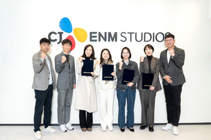 CJ ENM 스튜디오스 신윤상 담당(왼쪽부터), 오광희 콘텐츠대표, 고진옥 작가, 권순원 작가, 김혜인 작가, 이민지 작가, 황득수 경영대표ⓒCJ ENM