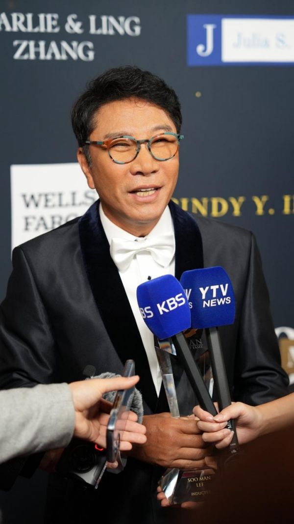 CJ Group Vice Chairwoman Lee Mi Kyung delivered an emotional tribute at the 2025 Asian Hall of Fame ceremony, calling it an honor to celebrate Lee Soo Man, the godfather of K-pop. She praised his transformative vision, stating that K-pop transcends music to form a global cultural community united by creativity and passion, with Lee’s leadership bridging generations and cultures through sound. For more than three decades, she noted, Lee has redefined K-pop by advancing his Culture First, Economy Next philosophy long before Korean culture achieved worldwide recognition, solidifying his legacy as a cultural pioneer and visionary producer. News of his induction was amplified through an Associated Press report syndicated by major outlets such as The Washington Post, while The Los Angeles Post published a dedicated feature exploring his philosophy and long-term vision. The AP piece depicted Lee as a determined innovator whose management philosophy evolved from a traditional music business into a comprehensive blueprint for a global cultural ecosystem. It recounted how Lee initially declined the title King of K-pop for an Amazon Prime documentary but later accepted it to engage more effectively with American audiences. The report credited his pragmatic yet resolute leadership as instrumental in propelling K-pop into the U.S. mainstream and detailed how he expanded it into a vast industrial ecosystem through his Culture Technology model—integrating artificial intelligence, 4D video innovation, and narrative world-building, all rooted in his enduring belief that culture drives the economy.Credit: A2O Entertainment