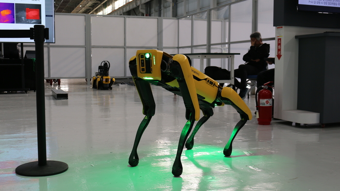 현대차그룹 보스턴 다이나믹스 4족 보행 로봇 'SPO'이 공장을 자율 순찰하며 다양한 센서로 설비 상태를 실시간 모니터링하는 모습.