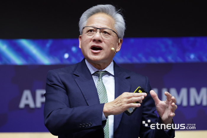 젠슨 황 엔비디아 최고경영자(CEO)가 31일 경북 경주시 경주예술의전당에서 열린 'APEC CEO 서밋' 마지막 특별 세션에서 연설하고 있다. 경주=이동근기자 foto@etnews.com