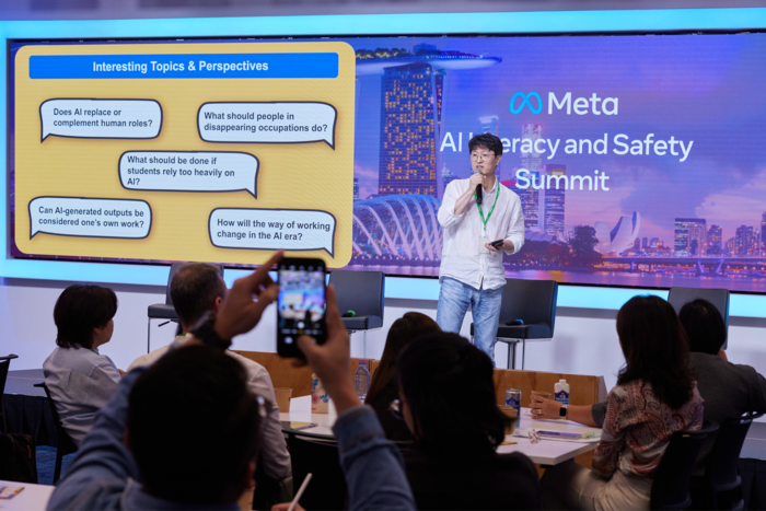 박일준 씨디엘 대표가 지난해 열린 '메타 AI 리터러시 앤 세이프티 서밋'에서 AI 리터러시 관련 발표를 하고 있다. 씨디엘 제공