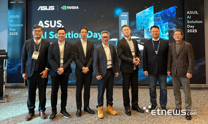 공영삼 테라텍 대표(맨 오른쪽)가 ASUS AI Solution Day 2025 참석자들과 기념촬영했다.