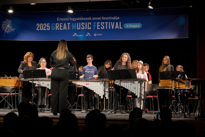 헝가리 발달장애인 음악협회 소속 오케스트라 '파라필리크'가 8일(현지시간) 헝가리 부다페스트 어러니티즈 문화센터에서 열린 SK온 발달장애인 음악 축제(GMF)에서 공연하고 있다. (사진=SK온)