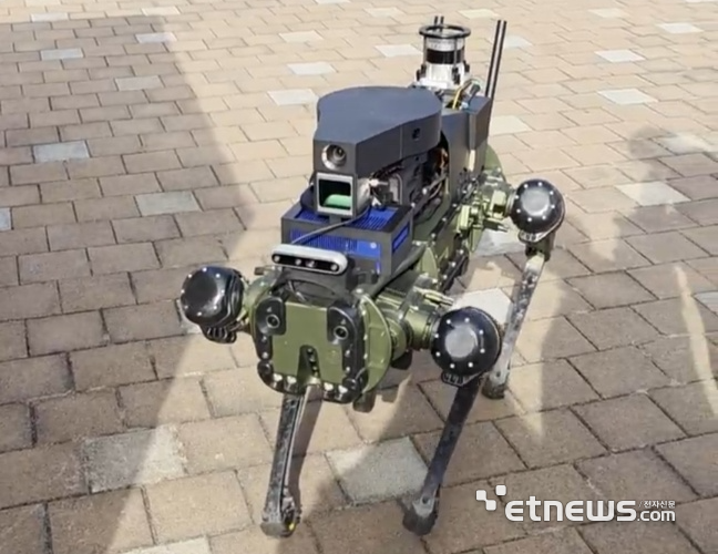 유원지리정보시스템이 개발한 'vSLAM 기반 보안·안전 순찰 및 보행로시설 정보수집 임무장비를 탑재한 사족보행 로봇.