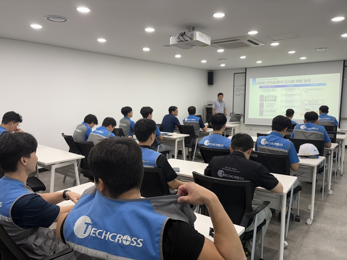 싸인랩의 BWMS 건전성 분석 기반 수요 맞춤형 공급망 관리 솔루션을 수요기업인 테크로스에 설명하고 있다.