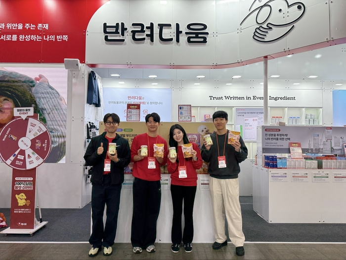 농심 직원들이 펫페어 '메가주'에서 운영한 반려다움 부스 앞에서 기념사진을 촬영하고 있다.