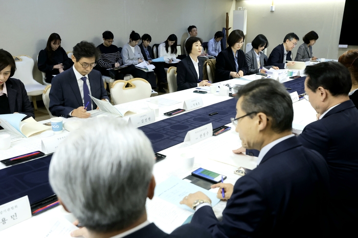 이스란 보건복지부 제1차관(사진 뒷 줄 왼쪽 세 번째)이 4일 정부서울청사에서 2025년 제6차 장기요양위원회에서 발언하고 있다.(사진=보건복지부)