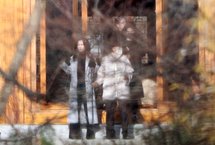 19일 오전 경기도 용인시 호암미술관 인근 선영에서 열린 호암 이병철 삼성 창업회장 38주기 추도식에 홍라희 삼성미술관 리움 명예관장, 이부진 호텔신라 사장, 이서현 삼성물산 사장이 참석해 있다. (사진=공동취재)