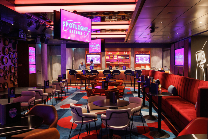 '스타 오브 더 시즈'의 주요 시설에 설치된 삼성전자 스마트 사이니지와 TV