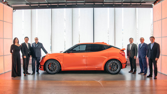 왼쪽부터 클라우디아 마르케즈 제네시스 북미 COO, 이상엽 현대·제네시스 글로벌디자인담당 부사장, 루크 동커볼케 현대차그룹 CDO(글로벌 디자인 본부장) 겸 CCO(최고 크리에이티브 책임자), 장재훈 현대차그룹 부회장, 재키 익스 제네시스 브랜드 파트너, 호세 무뇨스 현대차 사장이 GV60 마그마 앞에서 기념촬영을 하고 있다.