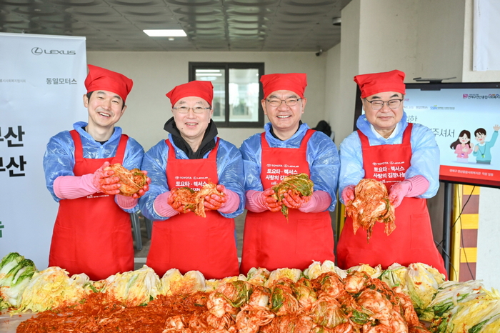 (왼쪽부터) 이병진 한국토요타자동차 부사장, 오츠카 츠요시 주부산일본국총영사관 총영사, 다카하시 켄이치 주부산일본국총영사관 영사, 콘야마 마나부 한국토요타자동차 대표이사 사장