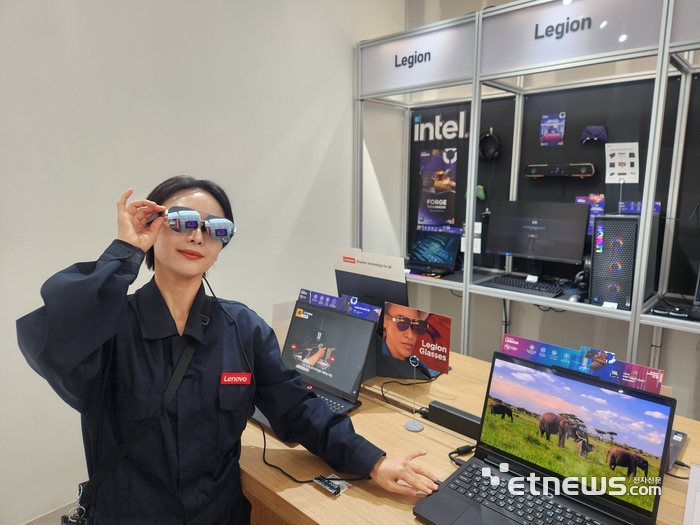 레노버 관계자가 리전 글래스를 체험해보고 있는 모습. (사진=김신영 기자)