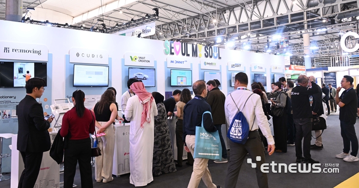 스마트시티 엑스포 월드콩그레스 2025(SCEWC 2025) 이틀 째인 5일(현지시간) 스페인 바르셀로나 피라그란비아 전시장 서울관이 해외 관람객들의 많은 관심을 받았다. 바르셀로나=박지호 기자 jihopress@etnews.com