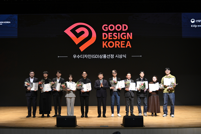 한국디자인진흥원은 14일 서울 코엑스 디자인코리아 행사장에서 '2025 우수디자인(GD)상품선정' 시상식을 개최했다. 윤상흠 한국디자인진흥원장(가운데)