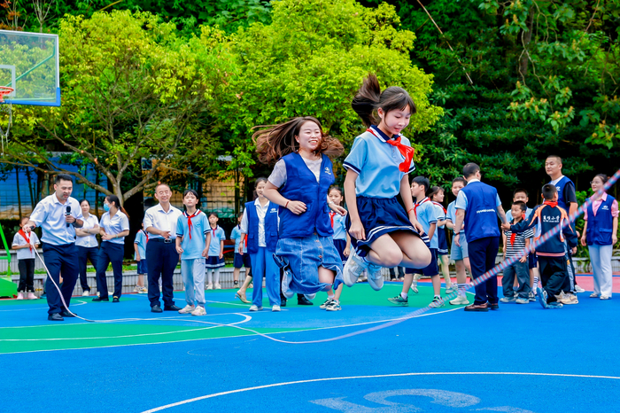 중국 사천 한 초등학교에서 꿈의 교실 후원 사업에 참여한 자원봉사자들이 학생들과 체육활동을 하는 모습