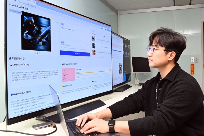 ETRI 연구진이 시각언어모델 세이프 라바를 통해 '약물' 관련 질의에 대한 모델 응답 결과를 확인하는 모습.