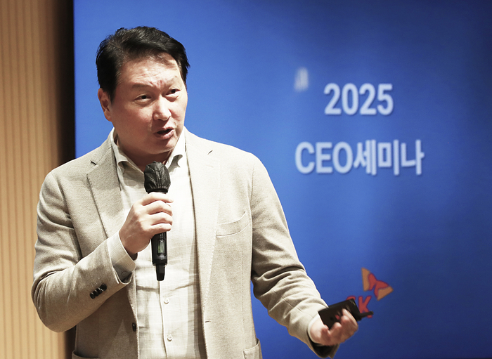 최태원 SK회장이 지난 6일부터 8일까지 경기도 이천 SKMS연구소에서 열린 '2025 SK그룹 CEO세미나'에서 클로징 멘트를 하고 있다. SK