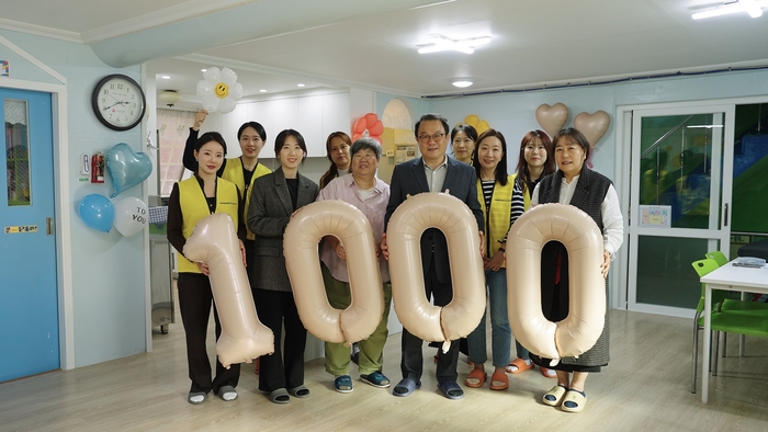 한샘 임직원들과 시흥시청, 푸른지역아동센터 관계자들이 한샘의 1000번째 공간 개선을 기념하며 단체사진을 촬영하고 있다.
