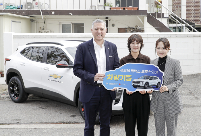 (왼쪽부터) 헥터 비자레알 지엠한마음재단 대표이사 겸 GM 한국사업장 사장과 서은우 인천 해늘단기보호센터 센터장, 윤명옥 한마음재단 사무총장 겸 GM 한국사업장 커뮤니케이션 총괄 전무 및 최고마케팅책임자