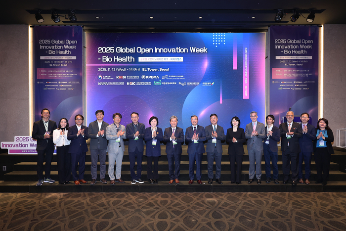 보건복지부가 주최하고 보산진, 한국제약바이오협회, 한국의료기기산업협회과 공동 주관한 '2025 글로벌 오픈이노베이션 위크 - 바이오헬스'가 12일부터 14일까지 사흘간 서울 서초구 엘타워에서 열렸다. (왼쪽 일곱 번째)정은영 복지부 보건산업정책국장, 차순도 보산진 원장 등 참석자들이 기념촬영했다.(사진=한국보건산업진흥원)