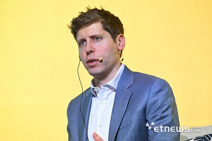 카카오 미디어데이에서 발언 중인 샘 올트먼 오픈AI 대표. 전자신문DB