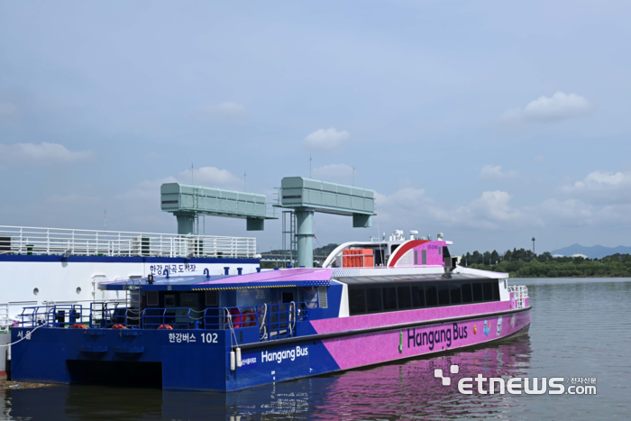 서울 강서구 한강버스 마곡선착장에 정박해있는 한강버스. 김민수기자 mskim@etnews.com