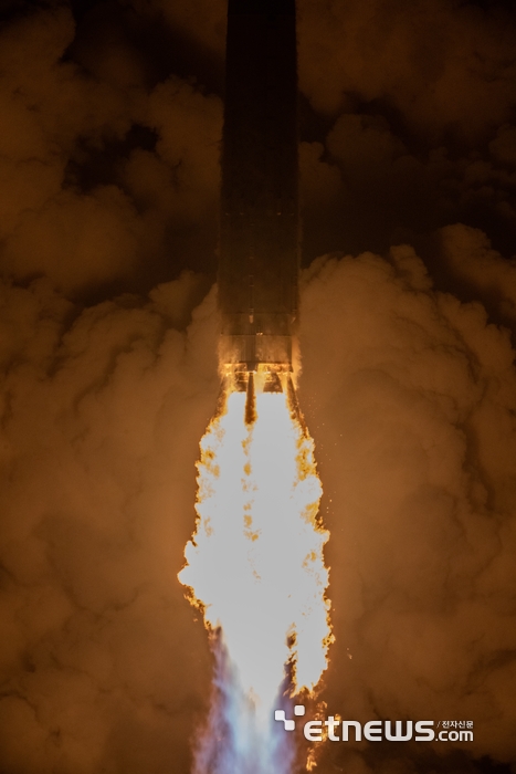 한국형 발사체 누리호가 27일 새벽 전남 고흥군 나로우주센터에서 발사되고 있다. 누리호는 차세대 중형위성을 비롯한 탑재위성 13기 모두 분리에 성공했다. 한국항공우주연구원 제공