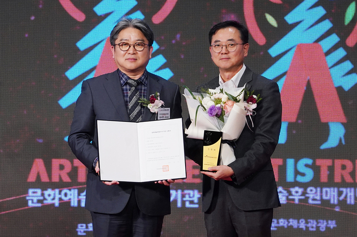 HS효성첨단소재가 11일 '2025 문화예술후원우수기관'에 신규 선정됐다. 최형식 HS효성 커뮤니케이션실 상무(오른쪽), 송시경 한국문화예술위원회 사무처장. HS효성