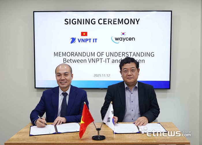 호앙 VNPT IT 대표(왼쪽)와 웨이센 김경남 대표가 AI 내시경 확산을 위한 업무협약을 체결하고 있다.