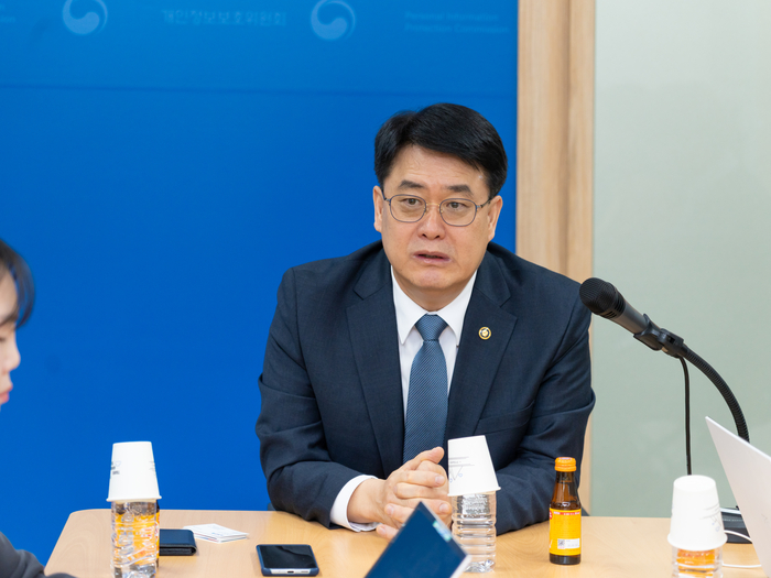 이정렬 개인정보보호위원회 부위원장이 20일 오전 서울 종로구 정부서울청사에 기자실을 방문해 출입기자들에게 인사말을 하고 있다.(개인정보보호위원회 제공)