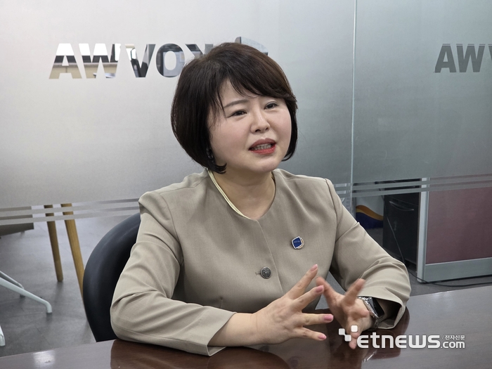 성미숙 한국여성벤처협회장이 지난달 31일 서울 강남구 역삼동 협회 사무실에서 전자신문과 인터뷰하고 있다.