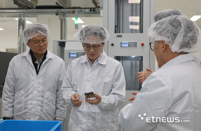 김정관 산업통상부 장관이 27일 경기 수원시 자동차 부품기업 엠넥스에서 전장부품 생산공장을 둘러보고 있다. 산업부 제공