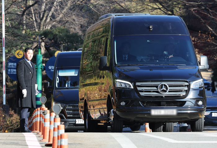 호암 이병철 삼성 창업회장 38주기 추도식이 열린 19일 경기도 용인시 호암미술관 인근 선영에서 차량이 나오고 있다. (사진=연합뉴스)