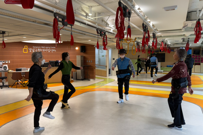 엔젤로보틱스 '엔젤슈트 H10'을 착용한 어르신들이 사용법을 숙지하고 있다. 엔젤슈트 H10은 경증 보행 장애와 고령자를 위해 일상생활 보행 보조용으로 개발된 로봇이다. 엔젤로보틱스 제공