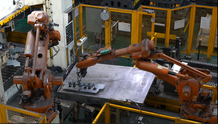 철강 제조 라인에서 AI 품질검사 솔루션을 적용 중인 포인랩