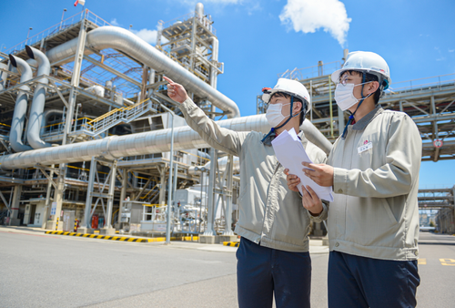 LG화학 여수공장 직원들이 스마트 팩토리 기술이 적용된 설비를 시찰하고 있다. [자료:LG화학]