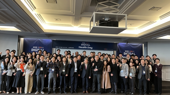 한국보건산업진흥원이 지난 21일 서울 강남구 소노펠리체 컨벤션에서 '2025 디지털헬스데이'를 개최했다. 참석자들이 기념촬영했다.(사진=한국보건산업진흥원)