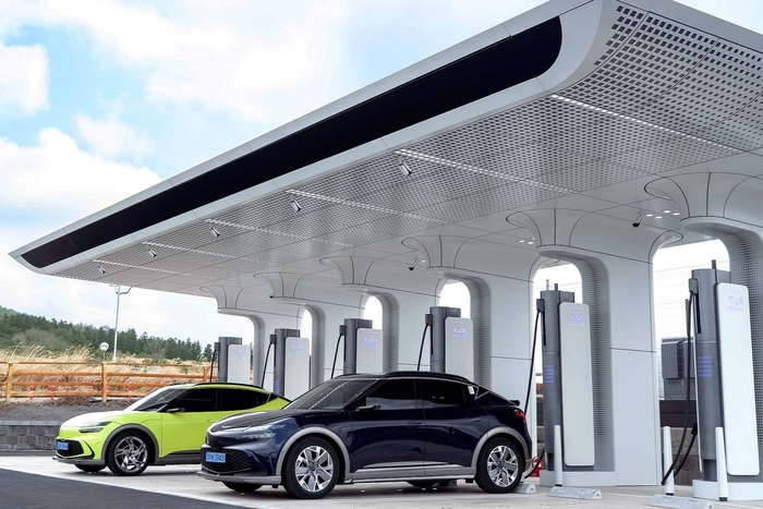 초급속 충전기를 이용 중인 전기차