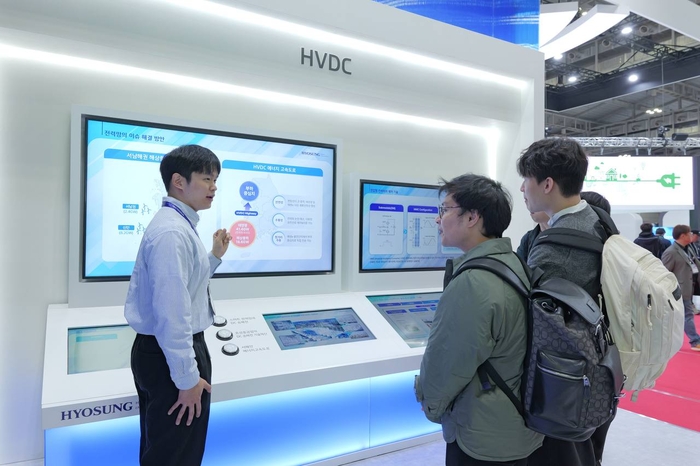 효성중공업 직원이 고객들에게 HVDC 기술을 소개하고 있다. 효성