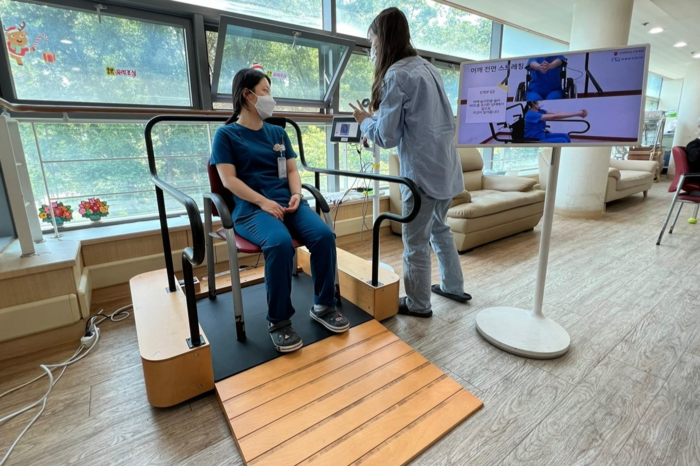 서울 도봉구 실버센터에서 네오에이블랩 '휠체어 음파진동운동기' 시연이 진행되고 있다. 네오에이블랩 제공