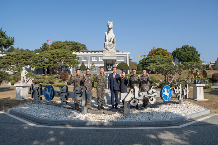 육군 9사단 백마부대에서 진행된 위문금 전달식에서 강준수 한화에어로스페이스 임원(오른쪽 4번째)과 권영우 9사단장 직무대리(준장,왼쪽 3번째) 등 주요 관계자들이 기념사진을 찍고 있다. 한화에어로스페이스