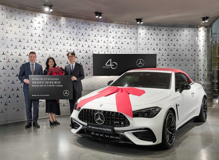 (왼쪽부터) 마티아스 바이틀 메르세데스-벤츠 코리아 대표, 서계홍 고객, 김마르코 한성자동차 대표