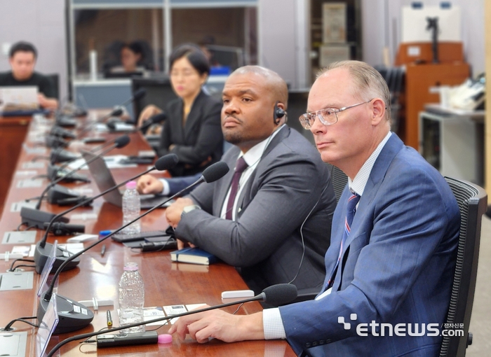 지난 8월 27일 국회의원회관 제2세미나실에서 열린 '국내 앱마켓 공정경쟁 촉진을 위한 정책간담회'에 참석한 팀 스위니 에픽게임즈 대표