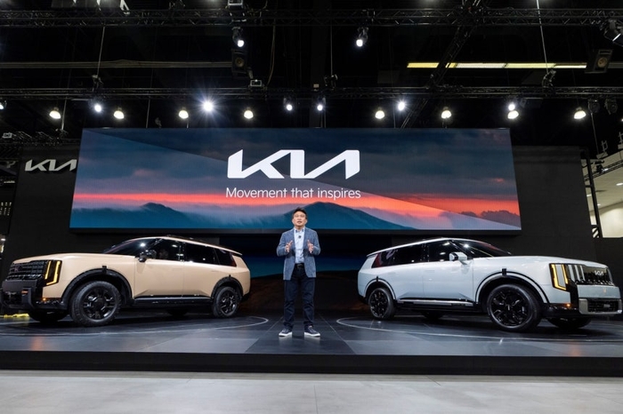 윤승규 기아 북미권역본부장이 'LA 오토쇼 2025'에서 신형 텔루라이드를 선보이고 있다.