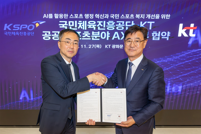 유용규 KT Enterprise부문 공공사업본부장(왼쪽)이 박용철 국민체육진흥공단 전무이사와 함께 AI 기반 공공 스포츠 복지 서비스 혁신 위한 업무협약(MOU)을 체결하고 기념 사진을 촬영했다.