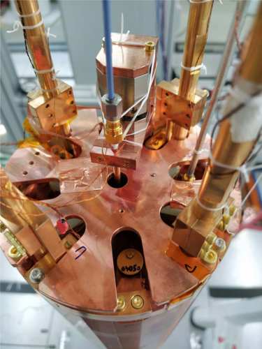 주파수 튜닝 구조를 포함한 다중 셀 공진기의 실물 사진