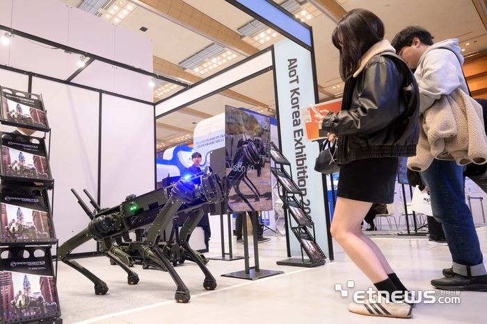 지난해 열린 AIoT 국제전시회 현장에서 관람객이 사족보행로봇을 살펴보고 있다.